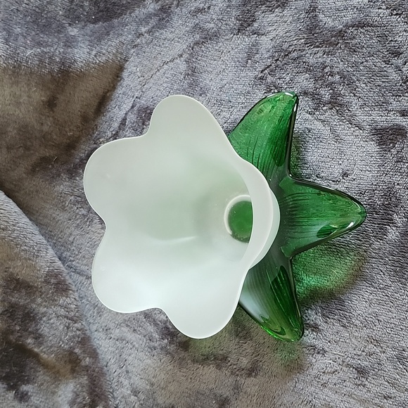 Frosted glass Candle Holder, flower shape, with green leaf base - Picture 3 of 4